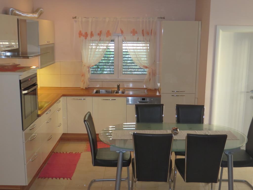 Apartment Simaris - Spacious With Terrace And Sea View Sibenik Exterior photo